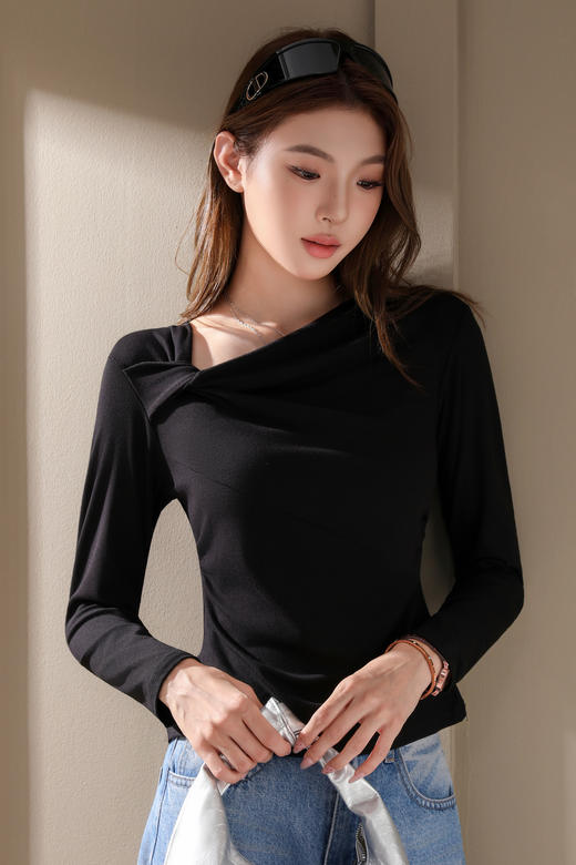 专柜品质显瘦高弹长袖衫【茜妙源--新式设计收腰斜肩打底衫】早秋细腻奶油手感 遮肉显瘦软糯舒适 不易变形/不掉毛/不粘毛/不闷热 今年秋冬衣橱主力军！ 商品图4