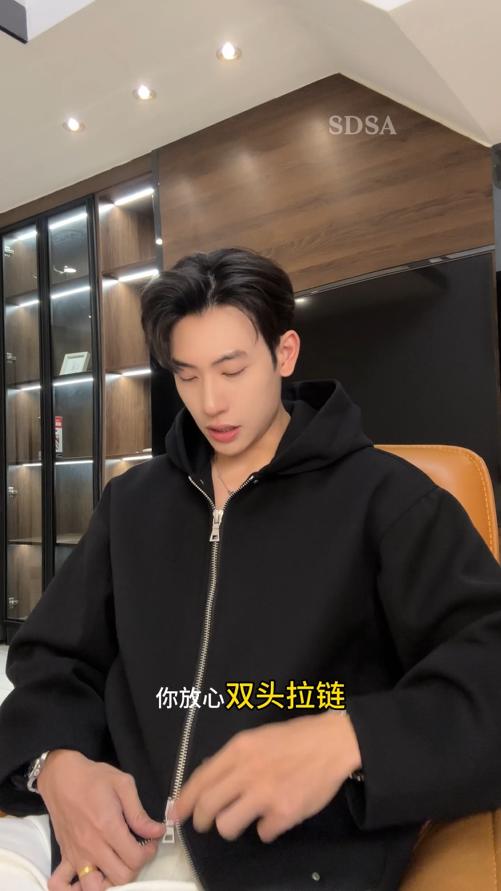 25Y256SDSA男士秋冬新款痞帅男装痞帅纯色铆钉拉链连帽卫衣百搭开衫外套 商品图0