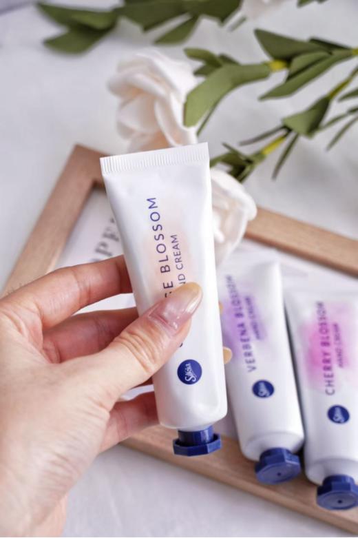 英国进口💰39.9🉐3只【丝珂亚芬芳护手霜】高级特调香味，抹出漫画少女手🤲🏻 ❗40年＋英国本土个护老品牌，专注肌肤&身体护理 ❗皮肤科医师推荐产品，湿疹协会推荐产品  商品图4