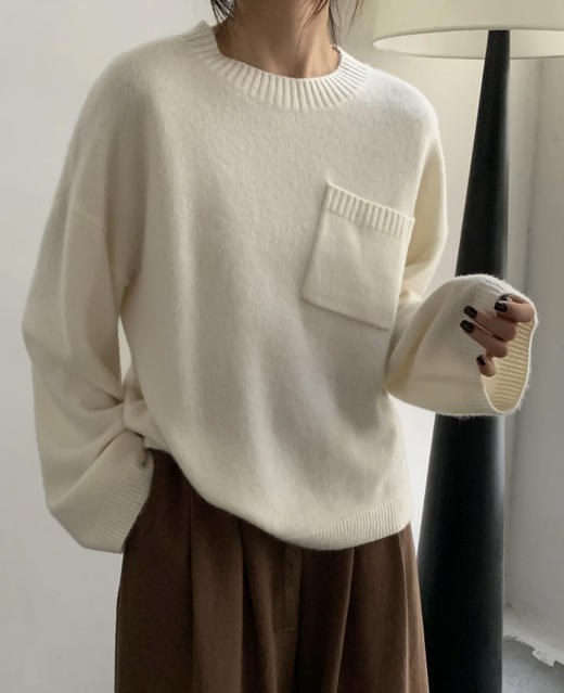 ⬇️New新品❗高档兔毛+羊毛面料【刘雯同款】廓形口袋毛衣 ❗越是简单的衣服对质感要求越高❗  ✅安哥拉兔毛+羊毛面料，舒适柔软，贴身穿着不会有任何不适感  ✅经典圆领，百搭不挑脸型，修饰脖颈线条 商品图2