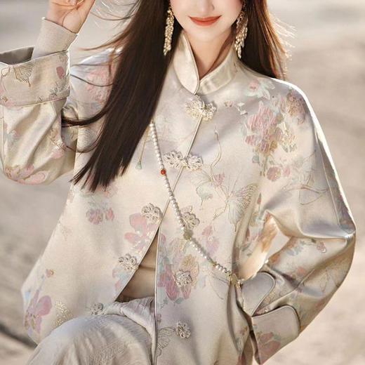 Hera chole「晴春金丝蝶戏花」纹锦外套 | 精巧蝴蝶金丝提花，手工绣珠盘扣，穿上宛如春日江南【3-5天发货，周末顺延】 商品图1