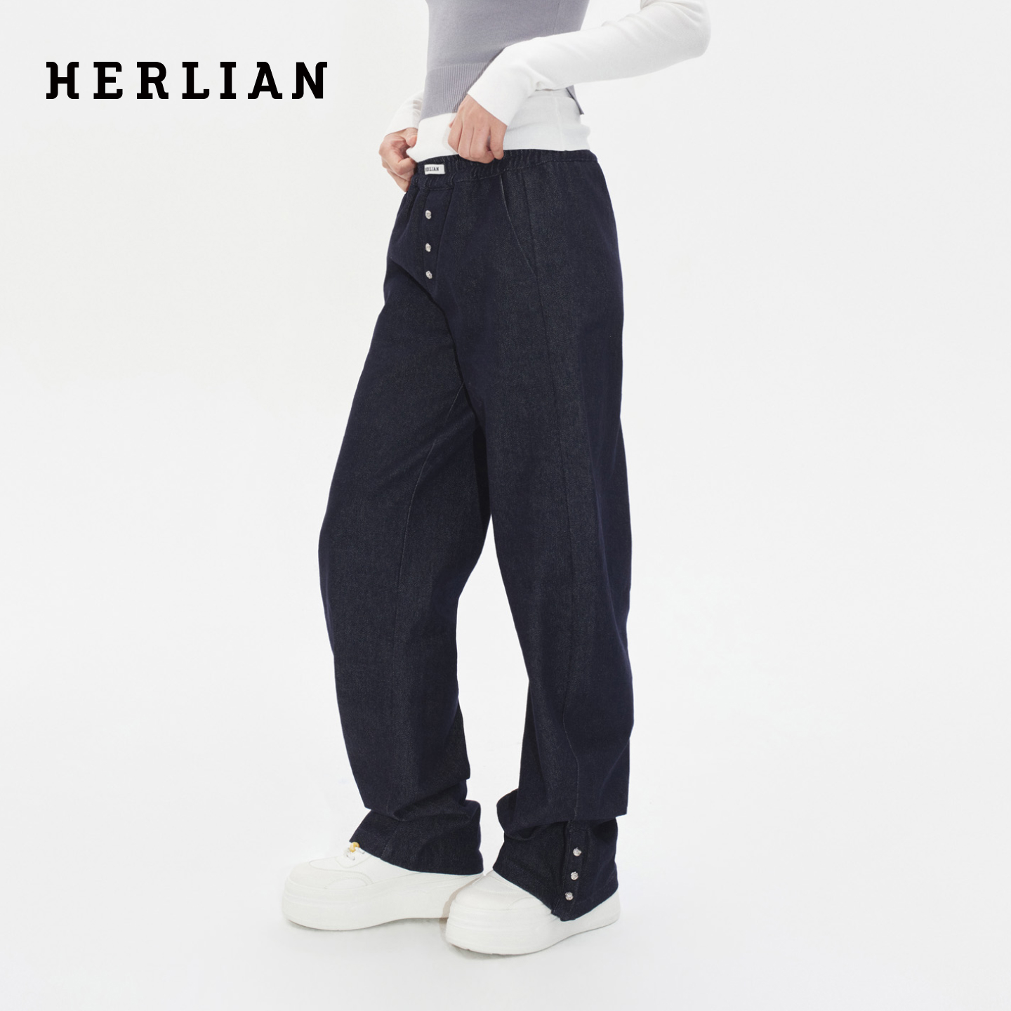 HERLIAN 2025秋季新品女士松紧腰头弯刀牛仔裤