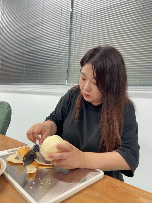 【百梨之冠  莱阳秋月梨】汁水丰沛如泉，入口沁润如诗; 甜度达13°以上，清雅不腻，甘润入心;肉质细嫩无渣，触齿即化，宛若云端; 梨香浓郁纯粹，回味悠长，方为秋月之魂。四者缺一，便不成传奇~顺丰快递 商品图2