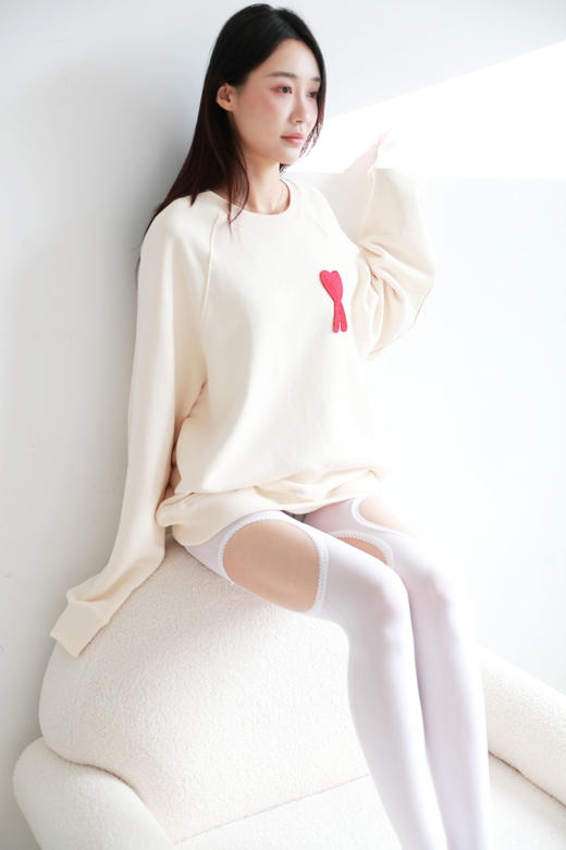 自带温柔滤镜呐，慵懒感绣花卫衣。胸口贴布刺绣圆领外套C091760 商品图8