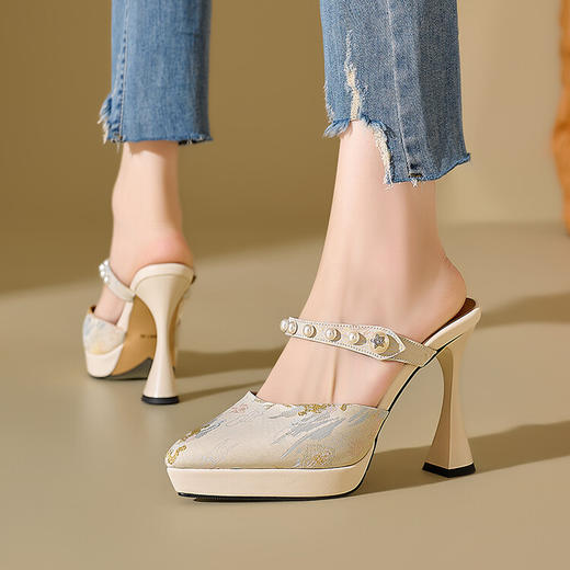 bz5642国风白色高跟包头半拖鞋女夏新款气质外穿粗跟防水台印花凉拖鞋 商品图1