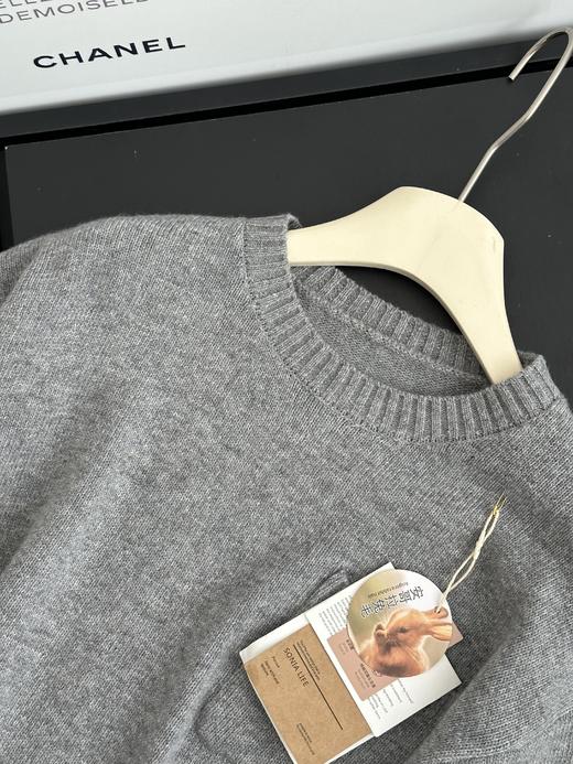 ⬇️New新品❗高档兔毛+羊毛面料【刘雯同款】廓形口袋毛衣 ❗越是简单的衣服对质感要求越高❗  ✅安哥拉兔毛+羊毛面料，舒适柔软，贴身穿着不会有任何不适感  ✅经典圆领，百搭不挑脸型，修饰脖颈线条 商品图5