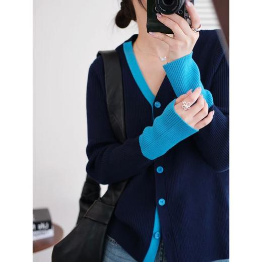 【克莱因蓝撞色针织外套】克莱因蓝撞色领口➕袖子 撞色V领➕利落剪裁，经典版型藏肉又不失质感 商品图2