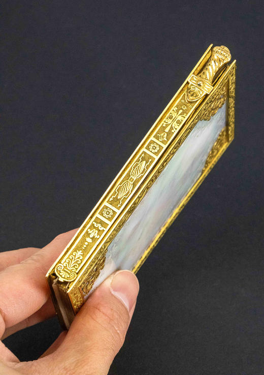 独角鹿西洋古董1818年代法国复辟时期出品天使卷叶纹铜鎏金精雕装饰母贝封面附日历诗集记事本 商品图3