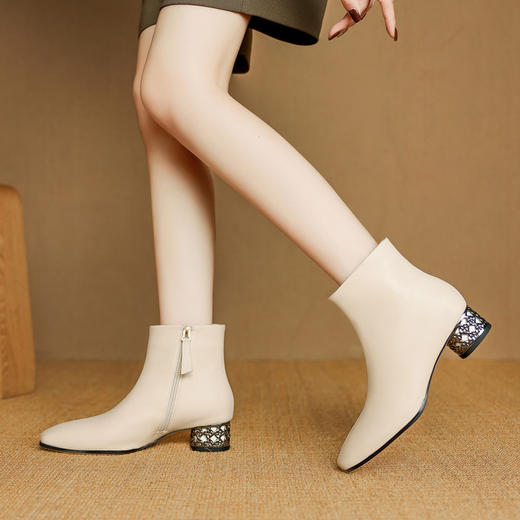 【预售5天】白色马丁靴女春秋季新款真皮小方头短靴粗跟加绒短筒及踝靴单靴子NJMK&K1767 商品图0