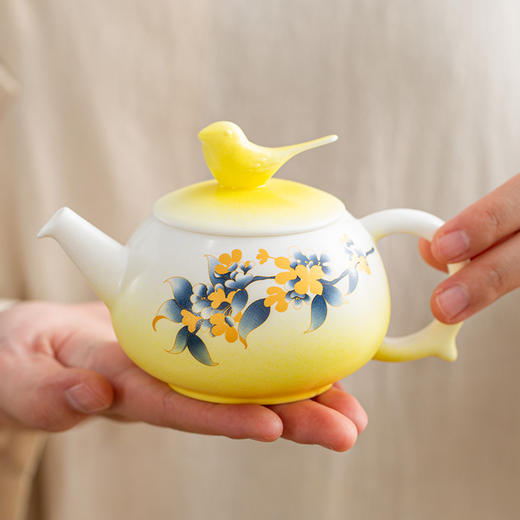 上新了故宫·鹊登月桂茶叶茶具套装 无俩肉桂*3盒（2泡/盒（8g/泡））+黄釉花鸟茶具（1茶壶+2品茗杯）+礼盒+手提礼袋 节日送礼 商品图5