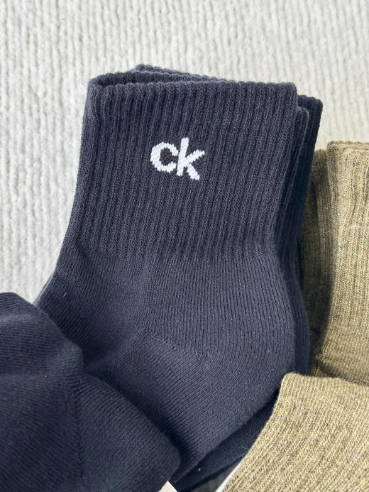 原单正品 CK 男女款 加厚毛圈底纯棉中筒袜袜子长袜 小k袜，柔软舒适吸汗防臭，加厚毛巾底，出口单~原单！一卡5双，带卡纸！
三色 藏青 麻绿色  褐绿色
适合37-44尺码 商品图4