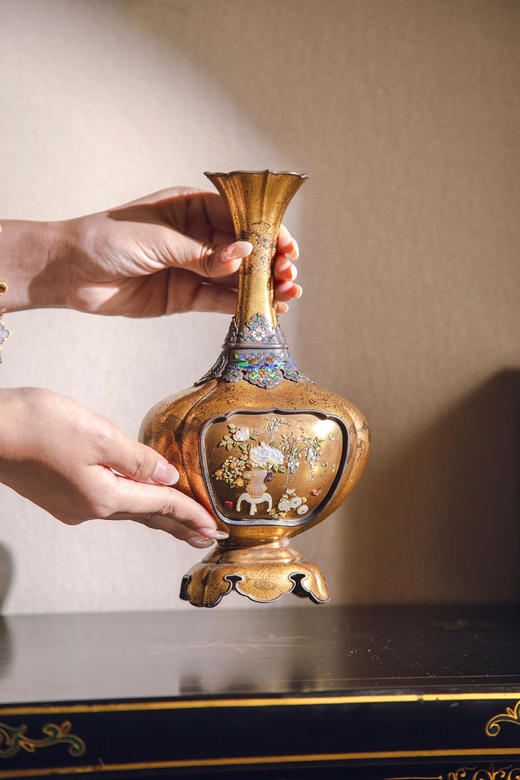 独角鹿西洋古董19世纪日本明治时期出品「光民」款东瀛花卉主题木胎金漆莳绘芝山镶嵌装饰铜胎掐丝珐琅花瓶 商品图1