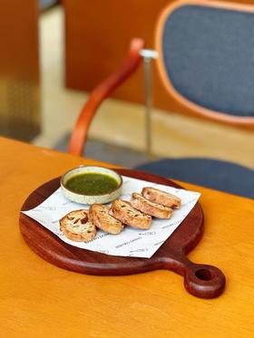 橄榄油烤自制全麦坚果欧包佐阿根廷酱