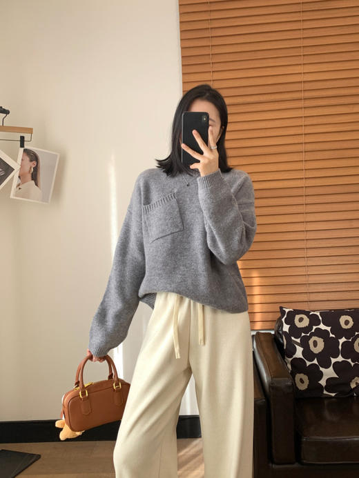 ⬇️New新品❗高档兔毛+羊毛面料【刘雯同款】廓形口袋毛衣 ❗越是简单的衣服对质感要求越高❗  ✅安哥拉兔毛+羊毛面料，舒适柔软，贴身穿着不会有任何不适感  ✅经典圆领，百搭不挑脸型，修饰脖颈线条 商品图7