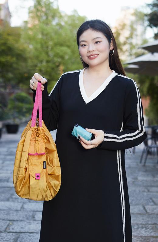 kawatani便携收纳包，可卷成8*6小尺寸，展开约35*30cm大容量，加大容量大开口拿取方便。定制防撕裂涤纶面料环保材质手感舒适，抗拉耐磨密度高承重力好，防水，遇水成珠，贴心呵护，易清洗更快干。 商品图13