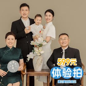 红黄蓝全家福摄影