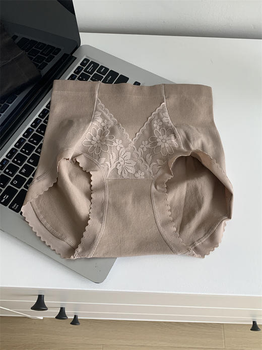 功能+美貌！新型无缝蕾丝内裤中高腰收腹女士三角裤性感提臀 商品图3