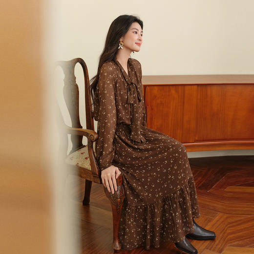 【严选】诗凡黎复古温柔飘带领碎花连衣裙2025秋新款假两件法式荷叶边长裙7G9391021 商品图2