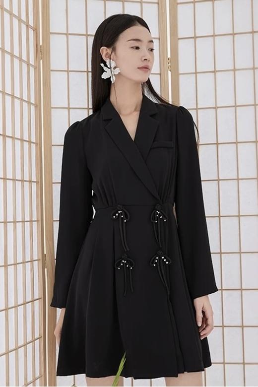 三COLOUR 国风收腰蝴蝶盘扣西装裙 17106 商品图0