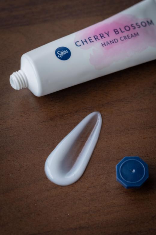 英国进口💰39.9🉐3只【丝珂亚芬芳护手霜】高级特调香味，抹出漫画少女手🤲🏻 ❗40年＋英国本土个护老品牌，专注肌肤&身体护理 ❗皮肤科医师推荐产品，湿疹协会推荐产品  商品图5