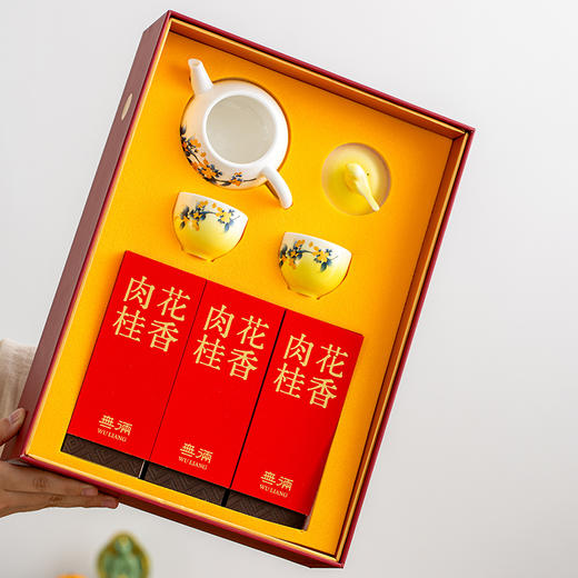 上新了故宫·鹊登月桂茶叶茶具套装 无俩肉桂*3盒（2泡/盒（8g/泡））+黄釉花鸟茶具（1茶壶+2品茗杯）+礼盒+手提礼袋 节日送礼 商品图8