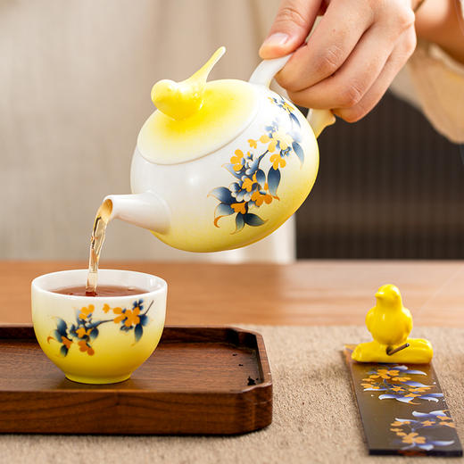 上新了故宫·鹊登月桂茶叶茶具套装 无俩肉桂*3盒（2泡/盒（8g/泡））+黄釉花鸟茶具（1茶壶+2品茗杯）+礼盒+手提礼袋 节日送礼 商品图10
