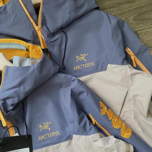 袅家情侣款百灵达刺绣蛇年logo拼色硬壳防水防风冲锋衣 商品图4