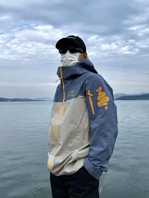 袅家情侣款百灵达刺绣蛇年logo拼色硬壳防水防风冲锋衣 商品图1