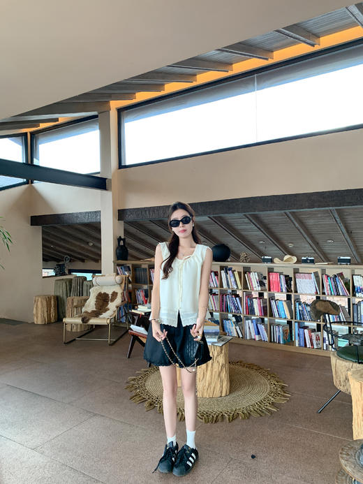 <曾小咸推荐>3.27现货秒杀！微信超特价！杏色蕾丝边无袖娃娃衫衬衫 日常159.99 立减80 秒杀79.99！黑色短裤 日常139.99 立减70 秒杀69.99！ 商品图9