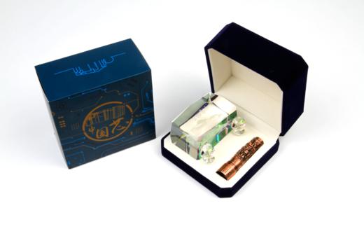 【长春航展、九三阅兵纪念品-新品重磅】特尔博 中国芯国产发动机 水晶底座绚丽夺目 礼盒包装送礼佳品 商品图5