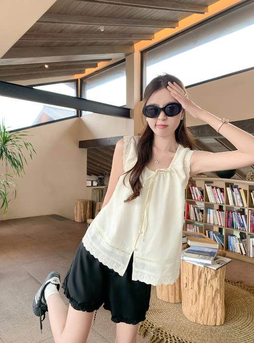 <曾小咸推荐>3.27现货秒杀！微信超特价！杏色蕾丝边无袖娃娃衫衬衫 日常159.99 立减80 秒杀79.99！黑色短裤 日常139.99 立减70 秒杀69.99！ 商品图2