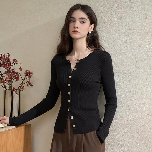 西遇气质金扣长袖针织衫女秋季新款修身显瘦内搭打底衫上衣V2951185 商品图3