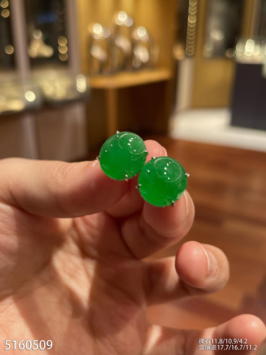 近高冰种浓艳绿蛋面耳钉【5160509】具体价格微信咨询 商品图1