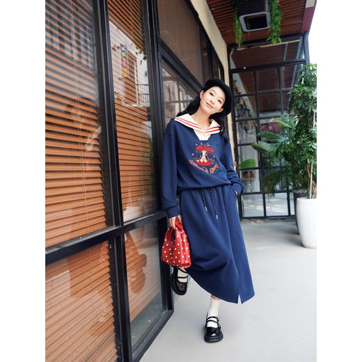 两三事【靳兆心联名】少女绮想秋季新款趣味毛巾绣图案海军领两件套 商品图2