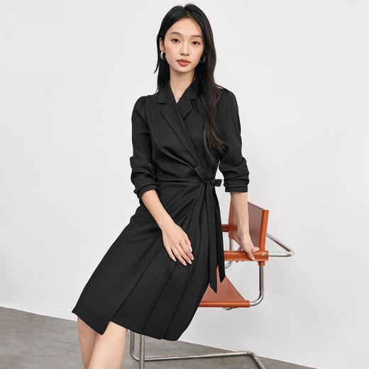 【内购】【收腰显瘦】职场通勤气质平驳领不规则下摆长袖百褶西装连衣裙-153LC2684 商品图2