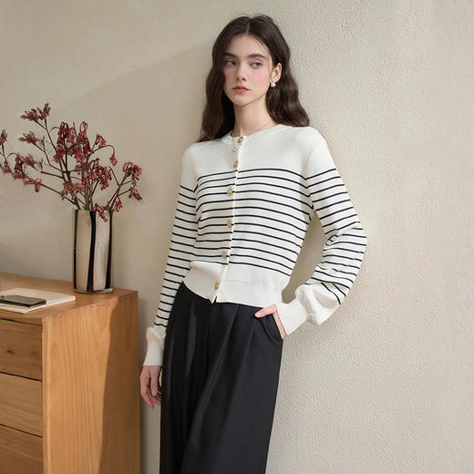 西遇韩系简约长袖条纹针织衫女秋季休闲通勤减龄短外套上衣V3051187 商品图0