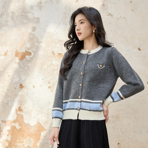 奢姿大码女装2025秋季时尚条纹装饰圆领针织开衫胖妹妹气质简约款9553394228 商品图1