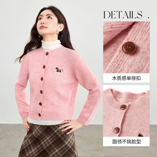 【内购】【含绵羊毛】通勤小马刺绣圆领撞色单排扣落肩长袖超弹开衫毛衣-W53EB2690 商品图3