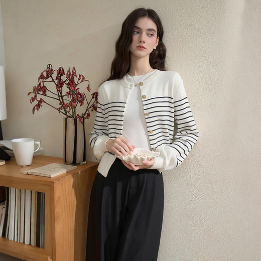 西遇韩系简约长袖条纹针织衫女秋季休闲通勤减龄短外套上衣V3051187 商品图2