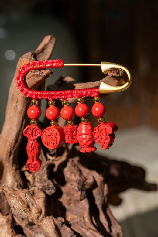 【朱砂 压惊别针】别针尺寸50*40mm，高含量朱砂，求好运，“戴”好运，得好运！湖南湘西朱砂原石 商品图7