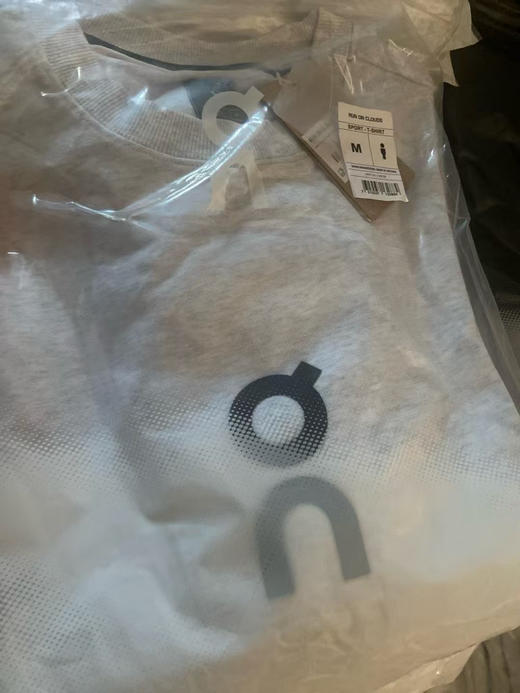 原单正品昂跑 Club Crew 运动风圆领卫衣！
380克毛圈，胸前大硅胶标极简，不饱和配色，很适合日常穿搭。情侣款。
尺码s m l xl 
颜色灰色 黑色
原价940 商品图13