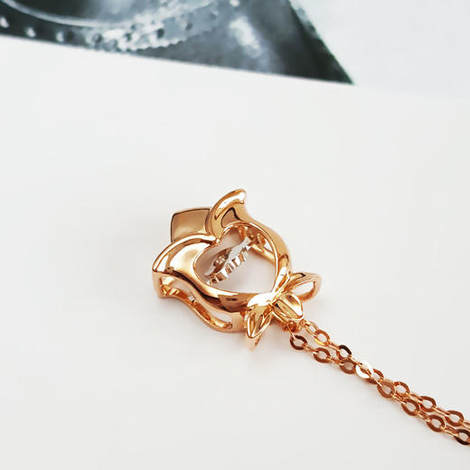 【天然正品】AU750玫瑰金时尚设计款铃铛造型钻石吊坠项链女士060925NJS30现售价：1580特价 商品图3