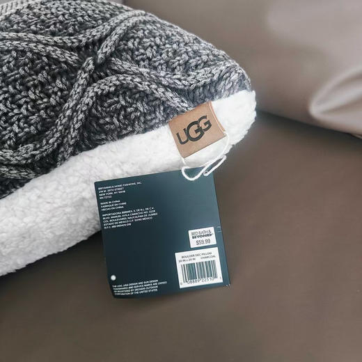 外贸原单UGG 靠枕，抱枕。针织全棉水洗绞花图案，配羊羔绒。可以脱卸，内芯填充物是羽丝棉，弹性好不易塌，尺寸50*50
原价59.99美金。 商品图7