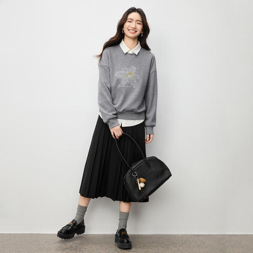 【内购】【珠片绣绿绒蒿】简约休闲设计感字母刺绣圆领落肩袖宽松显瘦卫衣-153AC3453 商品图2