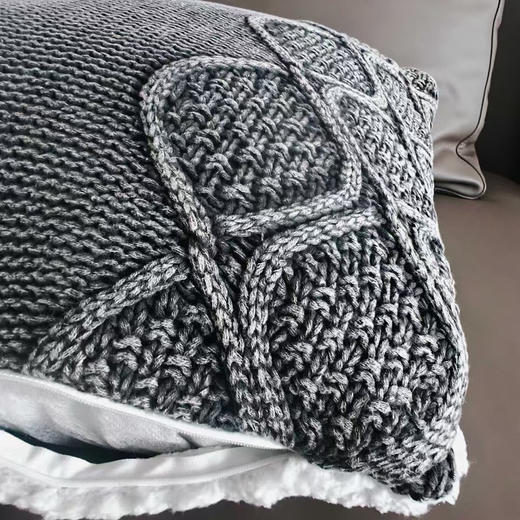 外贸原单UGG 靠枕，抱枕。针织全棉水洗绞花图案，配羊羔绒。可以脱卸，内芯填充物是羽丝棉，弹性好不易塌，尺寸50*50
原价59.99美金。 商品图11