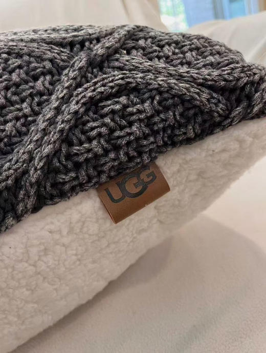 外贸原单UGG 靠枕，抱枕。针织全棉水洗绞花图案，配羊羔绒。可以脱卸，内芯填充物是羽丝棉，弹性好不易塌，尺寸50*50
原价59.99美金。 商品图1