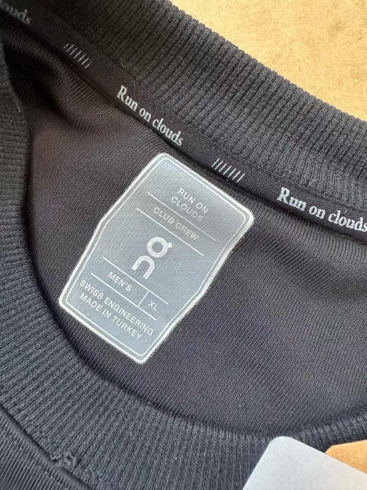 原单正品昂跑 Club Crew 运动风圆领卫衣！
380克毛圈，胸前大硅胶标极简，不饱和配色，很适合日常穿搭。情侣款。
尺码s m l xl 
颜色灰色 黑色
原价940 商品图11