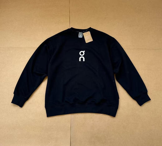 原单正品昂跑 Club Crew 运动风圆领卫衣！
380克毛圈，胸前大硅胶标极简，不饱和配色，很适合日常穿搭。情侣款。
尺码s m l xl 
颜色灰色 黑色
原价940 商品图1