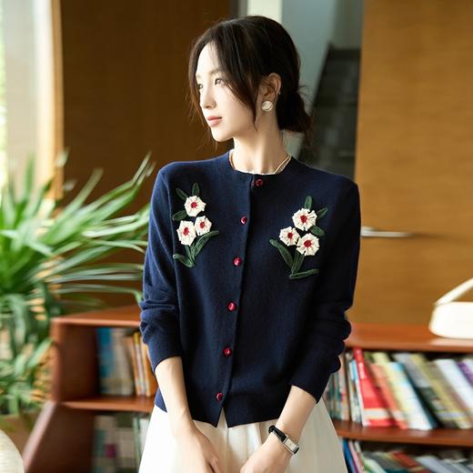 「自」全新升级【铂金会员293/天猫399/差价106】(11107)洛诗琳复古立体钩花针织开衫2025秋季气质圆领百搭羊毛上衣 商品图2