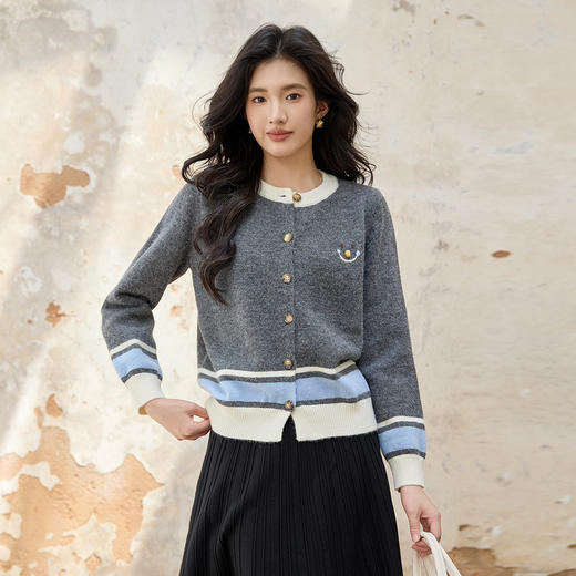 奢姿大码女装2025秋季时尚条纹装饰圆领针织开衫胖妹妹气质简约款9553394228 商品图0